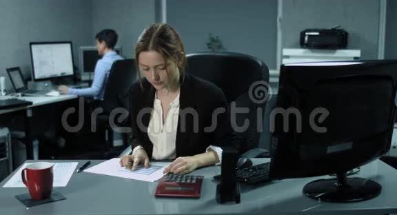 4K两名女雇员在一个现代化的办公室里用电脑工作视频的预览图