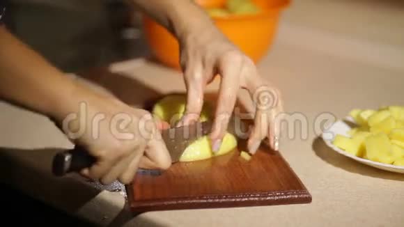 女人正在木板上切土豆视频的预览图