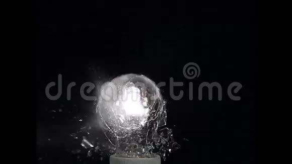 在黑色背景下爆炸灯泡视频的预览图