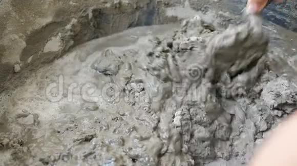 人工在水泥混凝土浇筑前使用拌砂浆视频的预览图