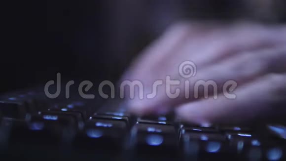 手指在晚上在键盘上打字男性双手在电脑上工作很晚晚上关闭键盘上的显示器视频的预览图