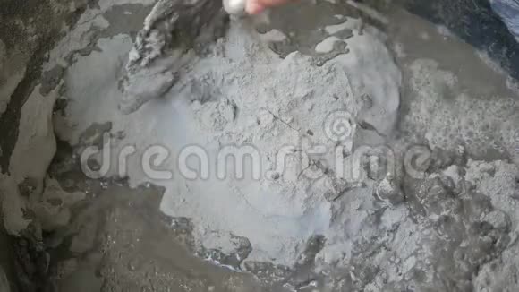 人工在水泥混凝土浇筑前使用拌砂浆视频的预览图