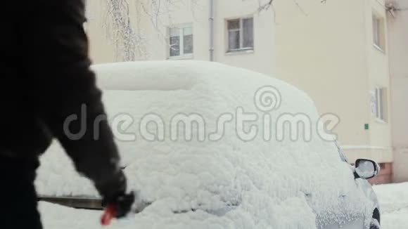 冬天人们在街上清扫车上的积雪视频的预览图