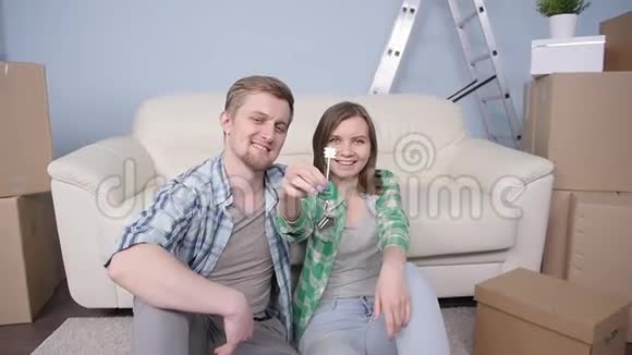 年轻夫妇拿着新的平键视频的预览图