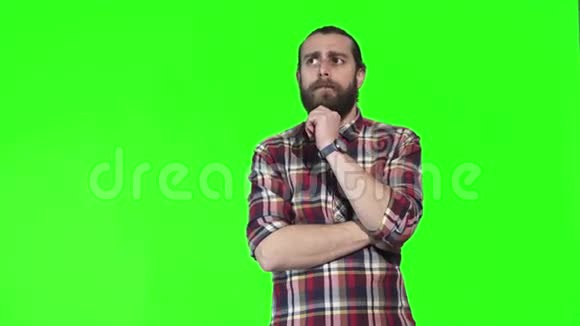 绿屏上戴着VR谷歌眼镜的胡子男视频的预览图