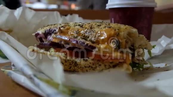 一张桌子上的三明治视频的预览图