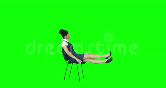 漂亮的女人坐在椅子上双腿抬起双手放在头后视频的预览图