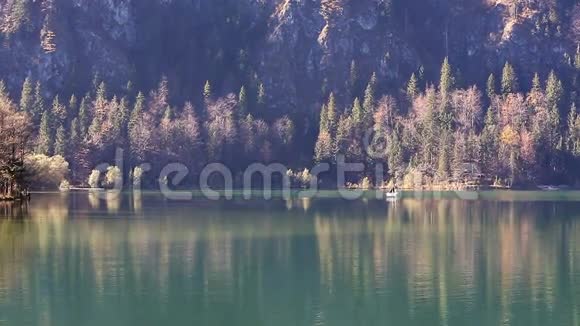 在阿尔卑斯山的湖边钓鱼视频的预览图