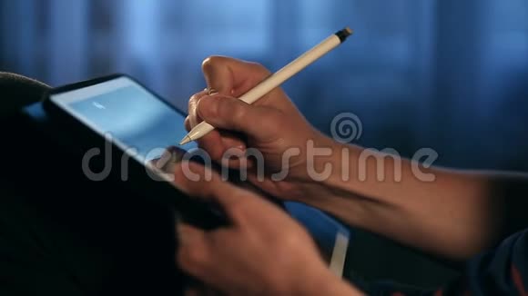 设计师在家里用手写笔在他的平板电脑上创建一个草图视频的预览图