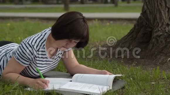 在户外学习的女孩视频的预览图