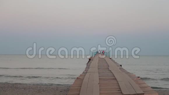 海上宁静日出的木码头景观视频的预览图