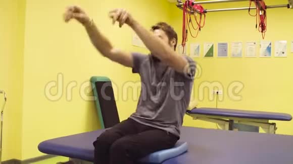 残疾人运动员在康复中心做手操视频的预览图