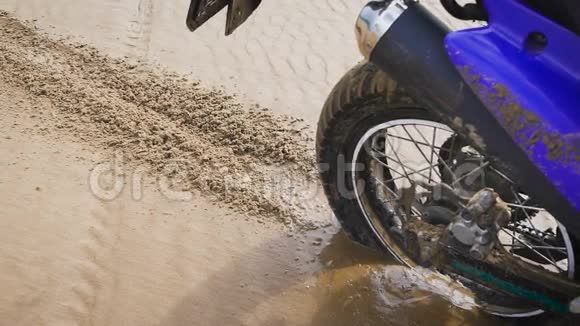 摩托车手散射砂后轮视频的预览图