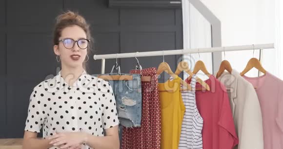 时装设计师在精品店谈论新服装收藏视频的预览图