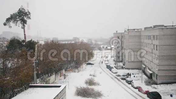 俄罗斯生活区冬季白雪覆盖庭院工业景观视频的预览图