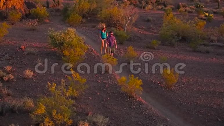 下午晚些时候拍摄的沙漠徒步旅行者慢镜头视频的预览图