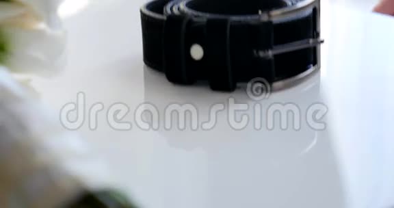 白色桌子上裤子用黑色皮带视频的预览图