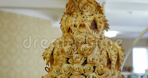 多层婚礼蛋糕装饰玫瑰视频的预览图