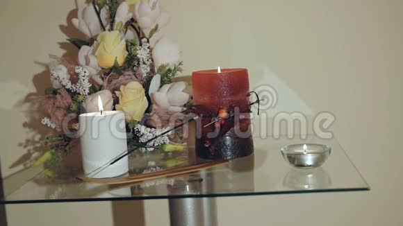 桌上摆满鲜花的蜡烛视频的预览图