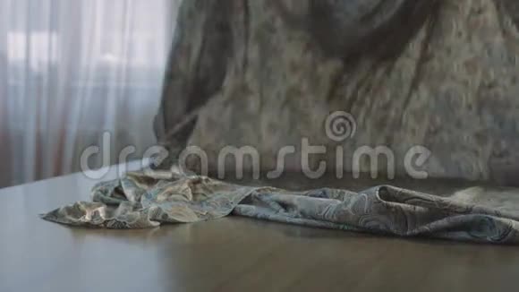丝绸织物发展得很漂亮那个女人正在摇动布料视频的预览图