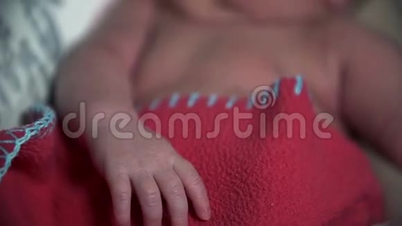 带着红色毯子的婴儿被子看起来很累视频的预览图