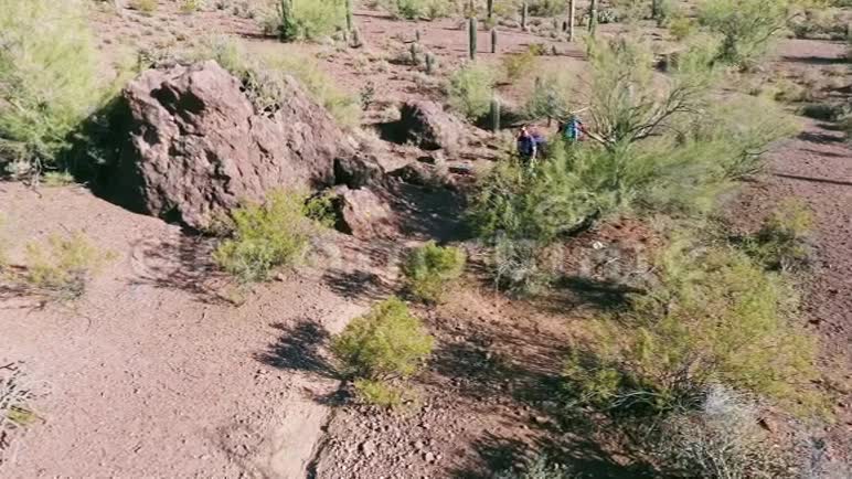 西南沙漠步行者慢动作空中射击视频的预览图