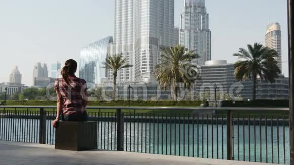 坐在BurjKhalifa前面的女人视频的预览图