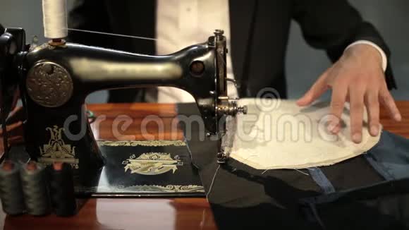 裁缝在缝纫机上缝两块布的慢镜头作为主要缝纫方法视频的预览图