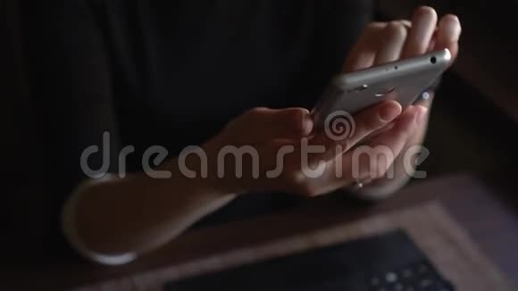 一个年轻的时髦女孩在咖啡馆的智能手机上上网视频的预览图