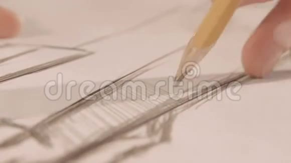女人在纸上画一支铅笔特写视频的预览图