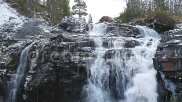 美丽的山瀑布休息旅行者的地方视频的预览图