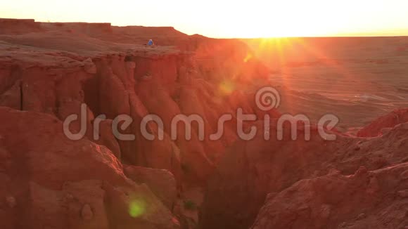 日落时沙漠中的红色岩石美国亚利桑那州视频的预览图
