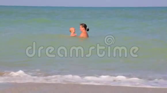 母亲和婴儿在海里游泳视频的预览图