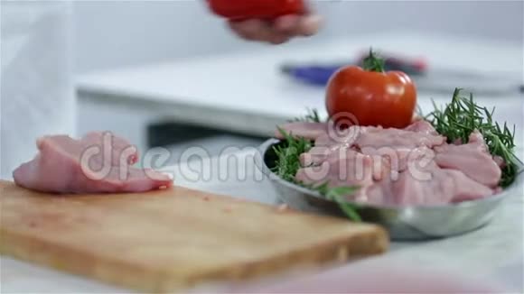 用蔬菜烹制火鸡牛排装饰盘子视频的预览图