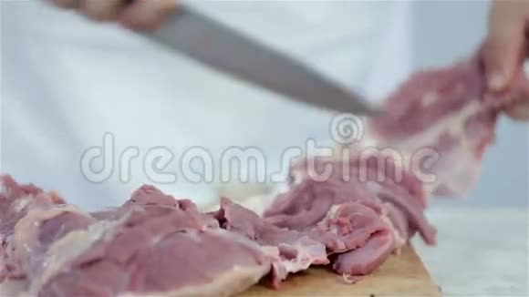 厨房里的男人切火鸡肉视频的预览图