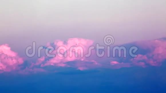 日落时粉红云的时间推移视频的预览图