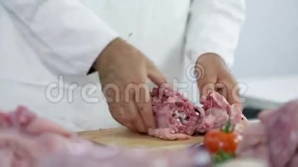 从骨头上切出好的火鸡肉视频的预览图