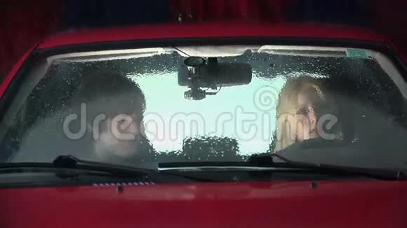 在清洁过程中两人坐在红色的车里视频的预览图
