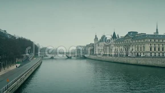 塞纳河和著名的门房前监狱和现在的法国巴黎法院所在地4K摇摄视频的预览图
