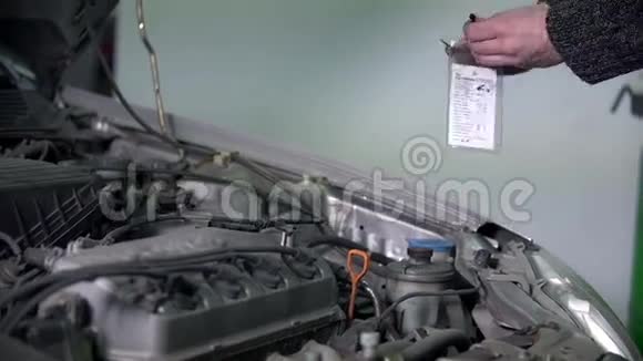 汽车修理工把贴纸贴在发动机上视频的预览图