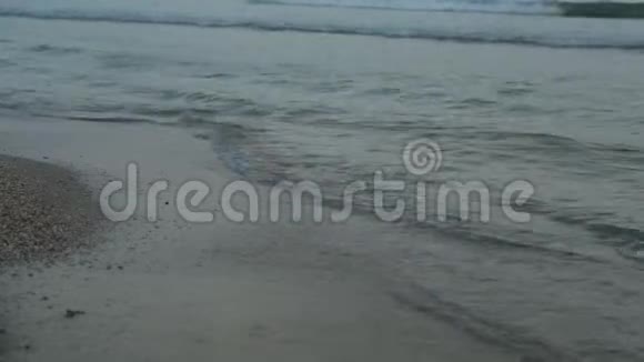 海滩上平静的海浪海上的早晨日出盘旋视频的预览图