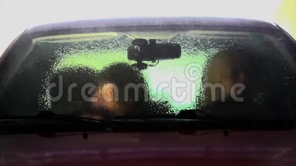 汽车在慢镜头的洗车过程中被冲洗掉视频的预览图