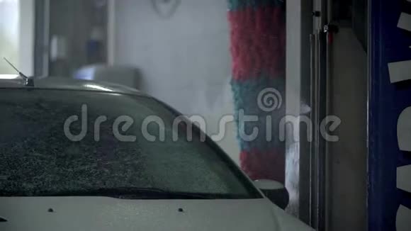 洗车设备喷清水混合清洗液视频的预览图