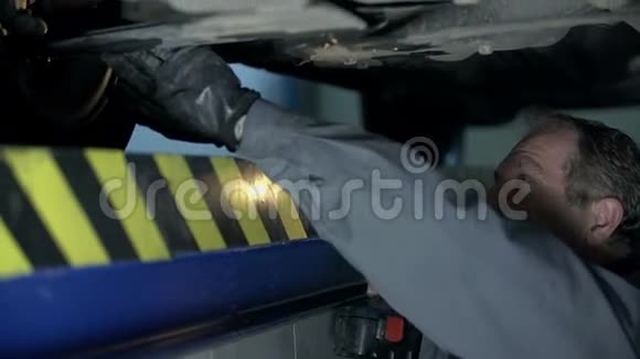 修理工在车下检查一切是否正常视频的预览图