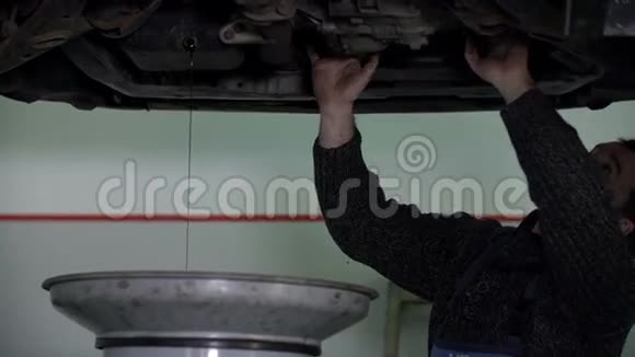修理时汽车修理工站在汽车下面视频的预览图