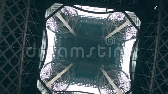 埃菲尔铁塔从下面看中心对称或工程概念4K旋转镜头视频的预览图