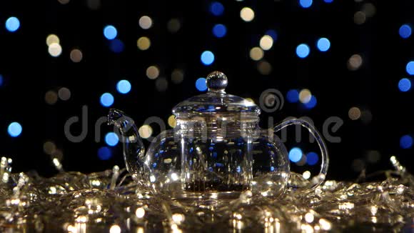 沸水倒入茶壶茶叶闪烁的灯光视频的预览图