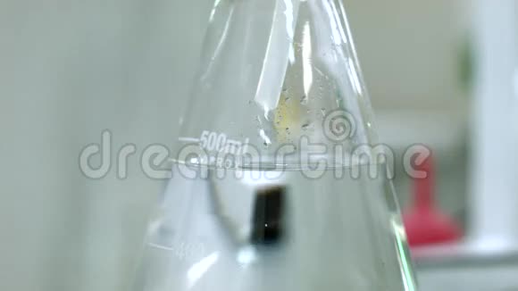 实验室烧瓶的水滴视频的预览图
