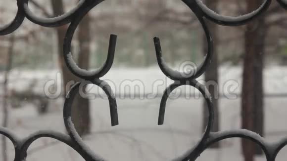 从窗棂上飘落的雪的景色视频的预览图