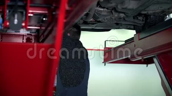 汽车修理工在车下工作视频的预览图